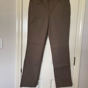 Bandolino straight leg jeans/pants. Caroline style.  Size 6